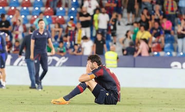 Vicente Iborra derrumbado en el Ciutat de València tras no conseguir el ascenso en la final del playoff contra el Alavés.