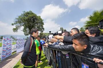 La prensa busca a Erick Torres, quien se detiene a hablar con los medios