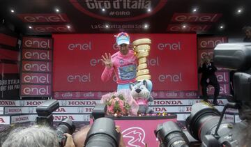 Nibali repiti victoria en Italia en 2016. Una de las ediciones ms disputadas que se recuerda en la ronda italiana. Tras una primera semana mala fue remontando y consigui  la maglia rosa en la penltima etapa.