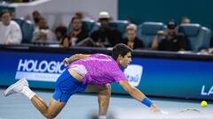 Miami (United States), 25/03/2024.- Carlos Alcaraz of Spain in action against Gael Monfils of France during the men's third round of the 2024 Miami Open tennis tournament in Miami, Florida, USA, 25 March 2024. (Tenis, Francia, España) EFE/EPA/CRISTOBAL HERRERA-ULASHKEVICH
