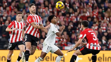 BILBAO, 04/2/2024.- El delantero del Real Madrid Rodrygo Goes (2-d) juega un balón ante Daniel Vivian (d) y Yeray Álvarez (2-i), ambos del Athletic, durante el partido de LaLiga que Athletic Club y Real Madrid disputan este miércoles en el estadio de San Mamés, en Bilbao. EFE/Miguel Toña