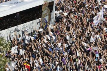 El autobús con los jugadores del Real Madrid llega al estadio Santiago Bernabéu rodeado de aficionados.