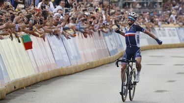 Antwerp (Belgium), 26/09/2021.- French rider Julian Alaphilippe celebrates winning the Men's Elite Road race over 267.7km at the 2021 UCI Road Cycling World Championships in Antwerp, Belgium, 26 September 2021. (Ciclismo, Bélgica, Amberes) EFE/EPA/Julien