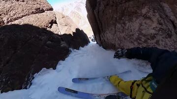 Adrià Millan esquiando una canal muy estrecha en Las Cuevas, Argentina, en octubre del 2023.