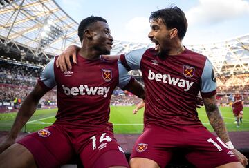 Mohammed Kudus y Lucas Paquetá del West Ham United celebran un tanto durante el encuentro frente al Wolverhampton Wanderers. 