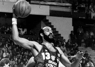 Acabó su carrera en España: campeón de la Liga 1988-89 con el Barcelona, cerró después su trayectoria profesional en Bilbao. Formado en la Universidad de Ohio, debutó en la NBA en 1983 con Indiana Pacers. También pasó por los Rockets y por unos Bulls en los que coincidió con Michael Jordan. 