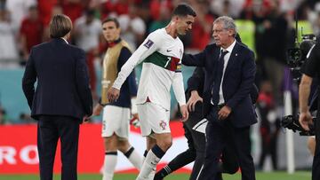 Fernando Santos, seleccionador de Portugal, pasa la mano por la espalda de Cristiano tras caer eliminados ante Marruecos.