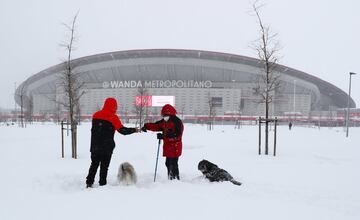 El estadio Wanda Metropolitano cubierto de nieve. 