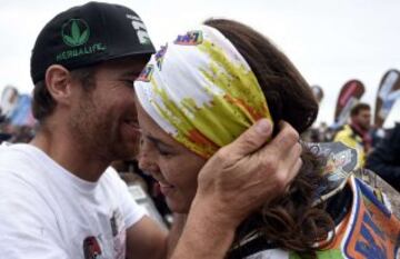 La piloto española Laia Sanz tras cruzar la línea de meta y acabar el Dakar 2015 en noveno puesto, el  sábado 17 de enero de 2015, entre las localidades de Rosario y Buenos Aires, Argentina. El Dakar 2015 finalizó hoy tras disputarse desde el 3 y el 17 de enero entre 