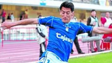 <b>OPTIMISTA. </b>Pedro Ríos se dispone a golpear el balón durante un partido del Xerez.