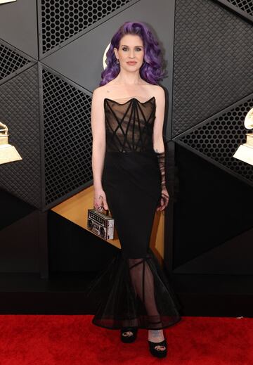 Kelly Osbourne posa en la alfombra roja de los Grammys 2024 celebrados en el Crypto.com Arena situado en la ciudad de Los Ángeles, en California.