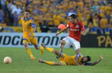 Javier Aquino disputa el balón con el mediocampista brasileño William.