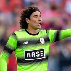 Guillermo Ochoa se despide de la afición del Standard Liège
