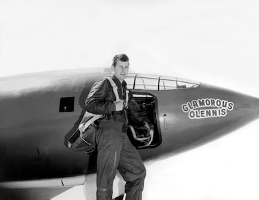 El 14 de octubre de 1947, el capitán Charles “Chuck” Yeager, piloto de pruebas de la Fuerza Aérea de EE. UU., consiguió por primera vez que una aeronave tripulada superara la velocidad del sonido.
Lo hizo a los mandos del Bell X‑1, un avión experimental de color naranja brillante al que Yeager bautizó “Glamorous Glennis” en honor a su esposa.