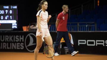 La rusa Veronika Kudermetova celebra un punto ante Carla Su&aacute;rez durante su partido en el Porsche Tennis Open de Stuttgart.