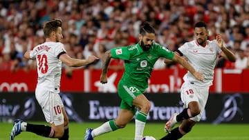 SEVILLA, 12/11/2023.- El centrocampista del Betis Francisco Alarcón "Isco" (c) juega un balón entre Ivan Rakitic (i) y Djibril Sow, ambos del Sevilla, durante el partido de LaLiga de fútbol que Sevilla FC y Real Betis disputan este domingo en el estadio Ramón Sánchez Pizjuán. EFE/Julio Muñoz
