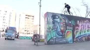 El rider de BMX Stephan Atencio a punto de planchar su best trick ganador del Pannini 4 Tricks en el mítico muro del Paral·lel de Barcelona.