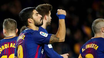 GRAF2804. BARCELONA, 01/02/2018.- El delantero del FC Barcelona Luis Suárez celebra tras marcar ante el Valencia, durante el partido de ida de las semifinales de la Copa del Rey disputado esta noche en el Camp Nou, en Barcelona. EFE/Enric Fontcuber