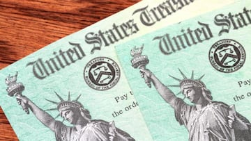 Par de cheques del Departamento del Tesoro de Estados Unidos v&iacute;a Getty Images.