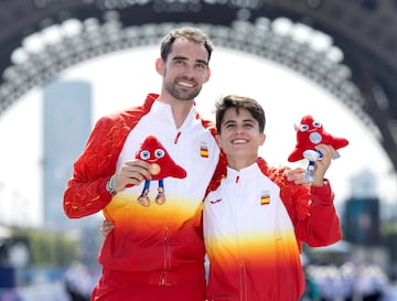 Álvaro Marín y María Pérez posan con sus medallas olímpicas con la Torre Eiffel de fondo.