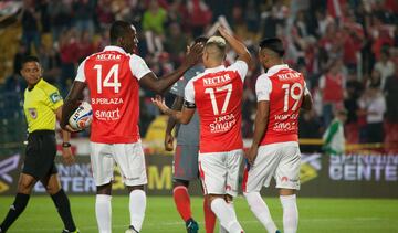 Con goles de Juan Roa, Jhon Pajoy y autogol de Eder Castañeda, Santa Fe venció al América en El Campín de Bogotá. Toma un respiro y escala en la tabla de la Liga.