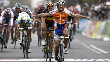 Oscar Freire celebra su victoria en la Milán-San Remo 2010.