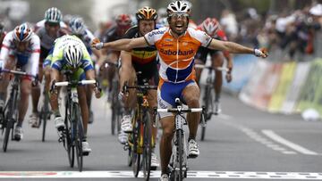 Oscar Freire celebra su victoria en la Mil&aacute;n-San Remo 2010.