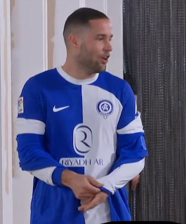 The shirt is inspired by the origins of Club Atlético de Madrid, founded in 1903 under the name Athletic Club, and its early years in blue and white. That formative period marked the birth of the club and is tied to its first games at the Campo del Retiro, as well as the pioneering players who laid its foundations.

The design brings back the original blue and white colors, also seen during the club’s 120th anniversary in the 2022/2023 season, when Diego Pablo Simeone’s team wore them at the Riyadh Air Metropolitano, reinterpreted with a modern touch to strengthen the connection between origin, memory, and present.