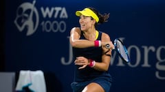 Garbi&ntilde;e Muguruza ejecuta un drive.