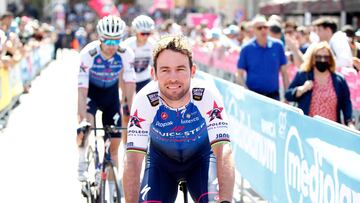 Mark Cavendish se acerca a la presentación de una etapa en el Giro.