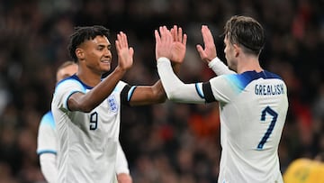 Ollie Watkins y Jack Grealish, jugadores de la Selecci¨®n inglesa, celebran el gol anotado ante Australia.