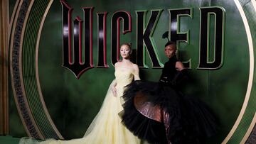 ‘Wicked’ llega a los cines esta semana. Aquí las críticas de la tan esperada película protagonizada por Cynthia Erivo y Ariana Grande.