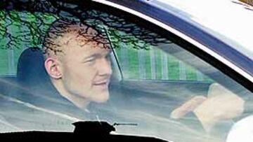 <b>AS LE LOCALIZÓ EN EL ENTRENAMIENTO DEL EVERTON</b>. Mientras que ambos clubes negocian el traspaso de Grevesen al Real Madrid, el jugador danés asistió ayer al entrenamiento de su club. Declinó hacer declaraciones.