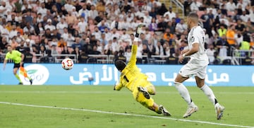 2-0. Brahim, en la frontal del área, asiste al desmarque Mbappé. El defensa eslovaco yendo al suelo, intercepta el balón para cambiar la trayectoria de la pelota y confundir a Greif.