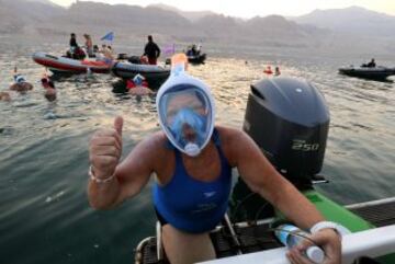 Imagen de una participante en la travesía solidaria de EcoPeace que consistió en nadar 18 kilómetros entre Jordania e Israel por el Mar Muerto. Los participantes llevan máscaras para poder nadar por la alta salinidad del agua.
