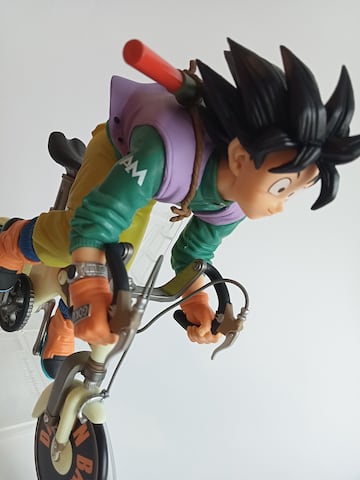 Figura de Goku en bicicleta por Banpresto