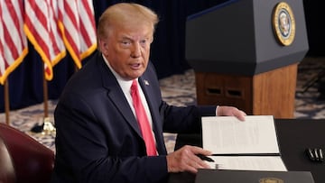 Donald Trump firma &oacute;rdenes ejecutivas de alivio econ&oacute;mico durante una conferencia de prensa en medio de la propagaci&oacute;n de la enfermedad por coronavirus en su campo de golf en Bedminster, Nueva Jersey, EE. UU., 8 de agosto de 2020.