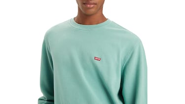 La sudadera clásica de Levi’s ‘perfecta para todo’ que está arrasando entre los hombres