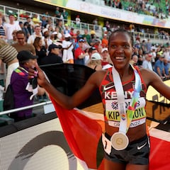 Kipyegon recupera el mando tras derrotar a Tsegay