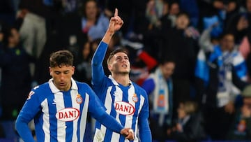 CORNELLÁ-EL PRAT (BARCELONA), 17/01/2025.- El delantero del Espanyol Roberto Fernández (d) celebra tras marcar el segundo gol ante el Valladolid, durante el partido de LaLiga EA Sports disputado este viernes en el RCDE Stadium de Cornellà, en Barcelona. EFE/Quique García