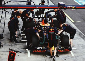 Mecánicos de Red Bull Racing ajustan el monoplaza de Max Verstappen.