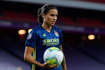 Dzsenifer Marozs¨¢n (Hungr¨ªa, 27 a?os) cierra la lista de estrellas en el f¨²tbol femenino. Hija de J¨¢nos Marozs¨¢n, exfutbolista h¨²ngaro, naci¨® en Budapest, ciudad que abandon¨® a los 4 a?os cuando su padre fich¨® por el Saarbrucken alem¨¢n. Este hecho le hizo contar con doble nacionalidad, alemana y h¨²ngara, y poder ser internacional con la Selecci¨®n de Alemania, con la que se proclam¨® campeona de la Eurocopa de 2013. Antes, ya hab¨ªa sumado a su palmar¨¦s un Europeo Sub-17 en 2008 y un Mundial Sub-20 en 2012, en el que adem¨¢s fue nombrada mejor jugadora del torneo.
Lo cierto es que la historia de Marozs¨¢n no deja indiferente a nadie. La mediocentro comenz¨® a dar patadas a un bal¨®n desde muy peque?a. Su suerte, haber vivido en un pa¨ªs con una gran evoluci¨®n del f¨²tbol femenino. Ello le llev¨® a jugar a gran nivel desde sus inicios como futbolista en la secci¨®n femenina del Saarbrucken, equipo en el que hab¨ªa jugado su padre. De hecho, en 2006 se convirti¨® en la jugadora m¨¢s joven (14 a?os) en debutar en la Bundesliga Femenina. Un a?o despu¨¦s firm¨® su primer gol, siendo tambi¨¦n la futbolista de menor edad en marcar en la competici¨®n alemana.
Su gran proyecci¨®n le llev¨® a fichar en 2009 por el Frankfurt, uno de los grandes dentro del f¨²tbol femenino alem¨¢n y europeo. En sus filas sum¨® sus primeros t¨ªtulos a nivel de clubes, tras ganar dos Copas de Alemania y dos de las cuatro Champions League que tiene en sus vitrinas el conjunto alem¨¢n. En 2016, Jean Michelle Aulas le ech¨® el ojo. Y, como no, el mandatario franc¨¦s no fall¨®. Desde su llegada a Lyon, la centrocampista nacida en Budapest ha sido uno de los pilares del equipo. Con ¨¦l, ha levantado cuatro t¨ªtulos de Liga, tres Copas de Francia y cuatro Champions.