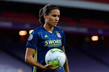 Dzsenifer Marozsán (Hungría, 27 años) cierra la lista de estrellas en el fútbol femenino. Hija de János Marozsán, exfutbolista húngaro, nació en Budapest, ciudad que abandonó a los 4 años cuando su padre fichó por el Saarbrucken alemán. Este hecho le hizo contar con doble nacionalidad, alemana y húngara, y poder ser internacional con la Selección de Alemania, con la que se proclamó campeona de la Eurocopa de 2013. Antes, ya había sumado a su palmarés un Europeo Sub-17 en 2008 y un Mundial Sub-20 en 2012, en el que además fue nombrada mejor jugadora del torneo. 
Lo cierto es que la historia de Marozsán no deja indiferente a nadie. La mediocentro comenzó a dar patadas a un balón desde muy pequeña. Su suerte, haber vivido en un país con una gran evolución del fútbol femenino. Ello le llevó a jugar a gran nivel desde sus inicios como futbolista en la sección femenina del Saarbrucken, equipo en el que había jugado su padre. De hecho, en 2006 se convirtió en la jugadora más joven (14 años) en debutar en la Bundesliga Femenina. Un año después firmó su primer gol, siendo también la futbolista de menor edad en marcar en la competición alemana.
Su gran proyección le llevó a fichar en 2009 por el Frankfurt, uno de los grandes dentro del fútbol femenino alemán y europeo. En sus filas sumó sus primeros títulos a nivel de clubes, tras ganar dos Copas de Alemania y dos de las cuatro Champions League que tiene en sus vitrinas el conjunto alemán. En 2016, Jean Michelle Aulas le echó el ojo. Y, como no, el mandatario francés no falló. Desde su llegada a Lyon, la centrocampista nacida en Budapest ha sido uno de los pilares del equipo. Con él, ha levantado cuatro títulos de Liga, tres Copas de Francia y cuatro Champions. 

