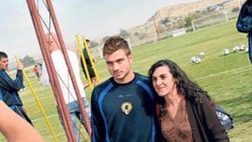 <b>ÍDOLO. </b>Tiago Gomes, ayer, se fotografia con una aficionada al acabar el entrenamiento de Fontcalent.