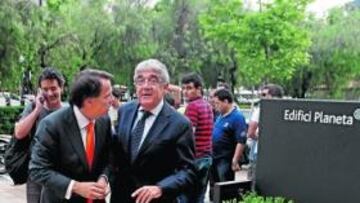 <b>CUMBRE DE ALTOS VUELOS. </b>Dani apareció en la entrada principal de Planeta con Josep Creuheras; Lara salió en su automóvil.