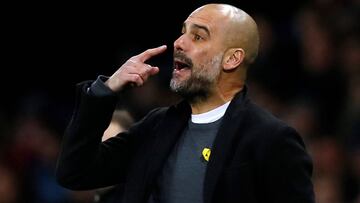 Guardiola exhibe el lazo amarillo en el partido ante el Basilea