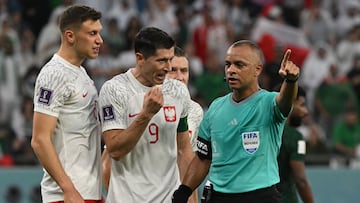 Poland's forward #09 Robert Lewandowski (C) speaks to Brazilian referee Wilton Sampaio (R) during the Qatar 2022 World Cup Group C football match between Poland and Saudi Arabia at the Education City Stadium in Al-Rayyan, west of Doha on November 26, 2022. (Photo by ANDREJ ISAKOVIC / AFP)