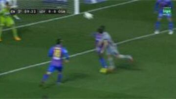 Éste fue el cabezazo entre Diop y Armenteros.