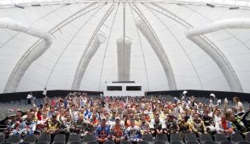 Aficionados saludan el paso de vehículos participantes en el Rally Dakar 2015.
