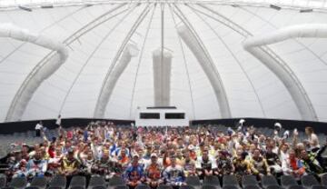 Aficionados saludan el paso de vehículos participantes en el Rally Dakar 2015. 